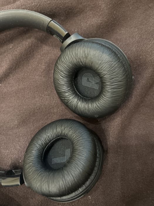 Наушники JBL черные.