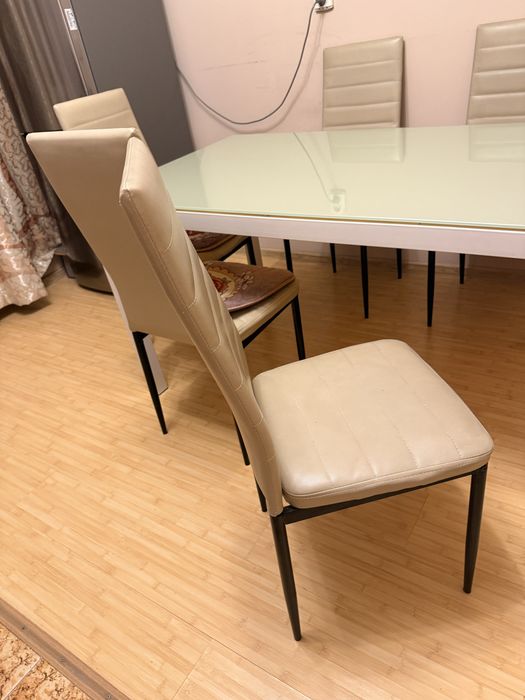 Продам кухонный стол со стульями