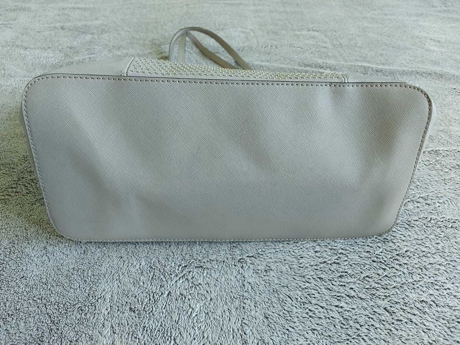Дамска чанта Michael Kors Jet Set Saffiano Bag със сребристи капси.