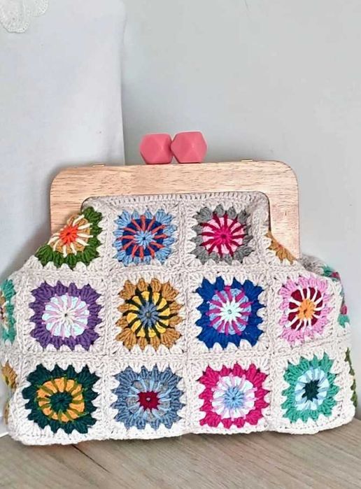 Geantă handmade croșetată cu ramă din lemn
