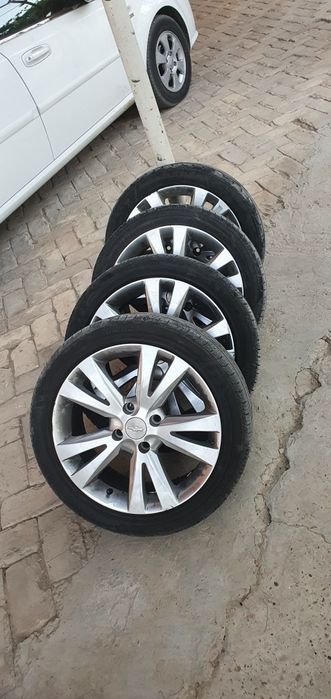 Алюминиевые диски R 17 оригинальные, с резиной 215/45.