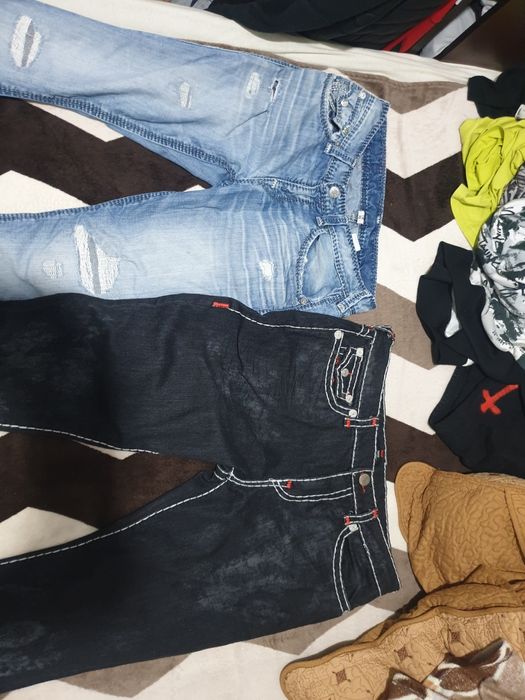 Blugi True religion aproape noi (cei negri nu ii mai am