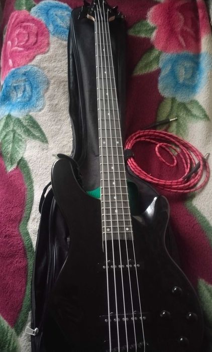 Срочно! Продаю бас гитару