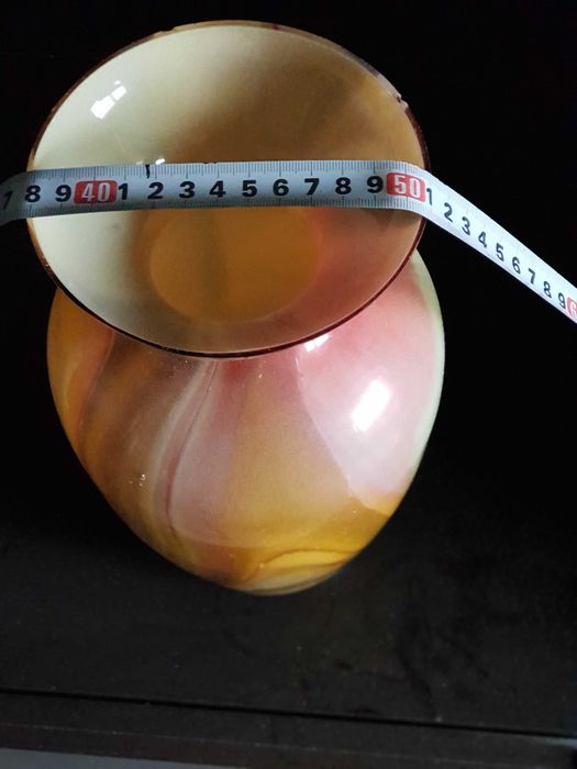 Стара ваза от цветно стъкло