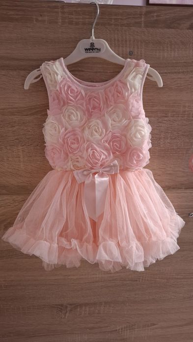 Страхотна розова рокля с рози за малко момиченце на 1 година