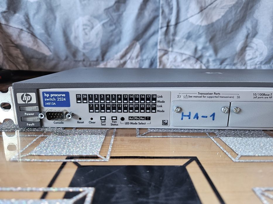 HP Procurve switch 2524 J4813A 24 porturi 10/100
Resetate.
Perfect fun