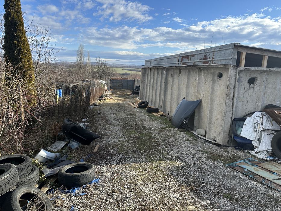 База с две халета по 75 квадрата с масивна ограда и усилени рафтове