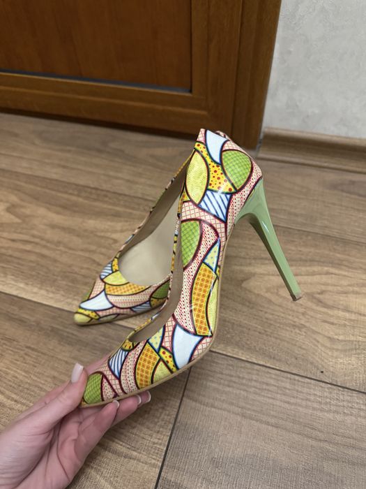 Обувки на висок ток с естесвена жълто-зелена шарка