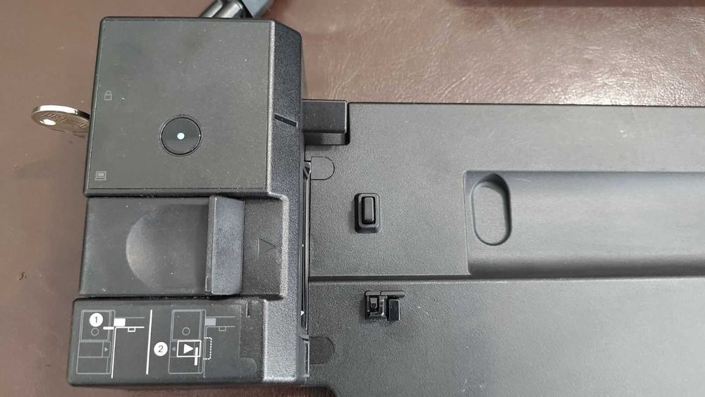 Докинг станция за лаптоп Lenovo модел 40AJ със зарядно 135 вата