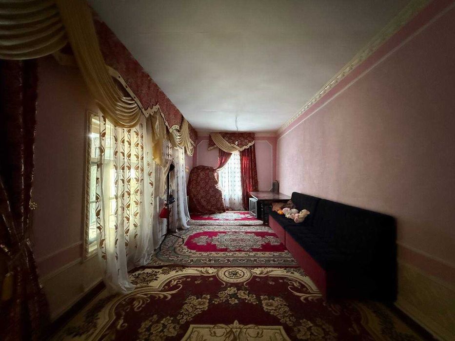 Tayyor 5.5 sotiqli hovli sotiladi.