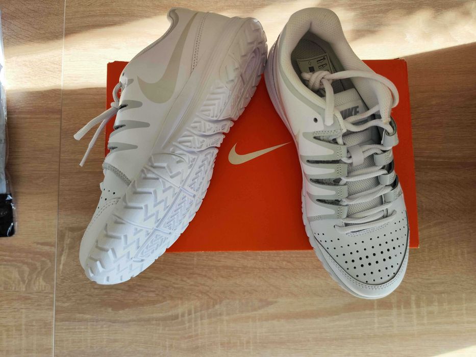 Бели NIKE маратонки