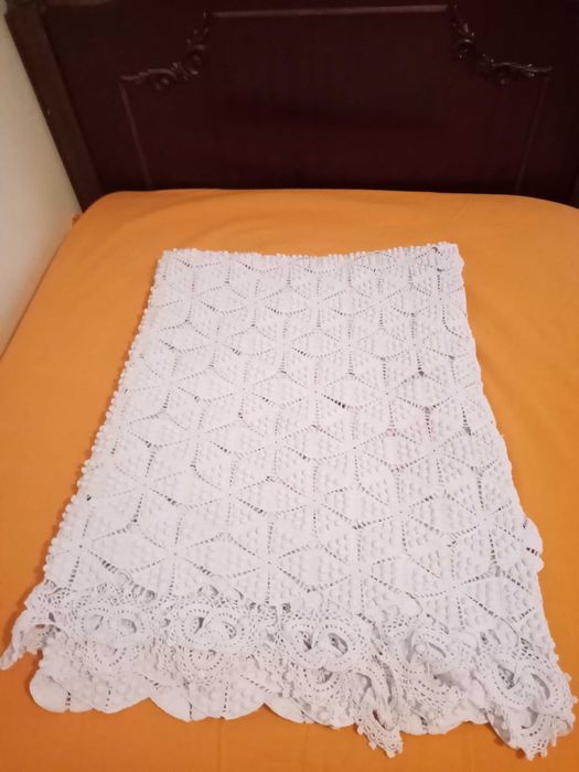 Вълнен губер и ръчно плетена покривка за легло.