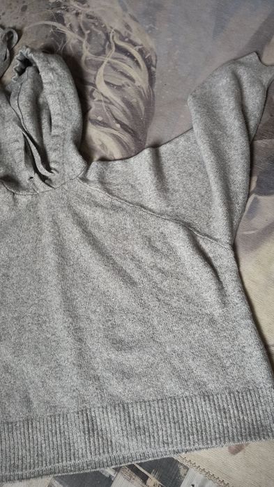 Pulover tip hanorac cu gluga pentru orice anotimp. Conține și lână