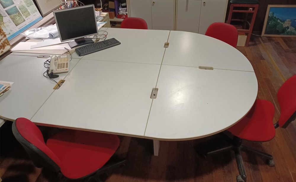 Офис маса Dromeas и немски офис столове