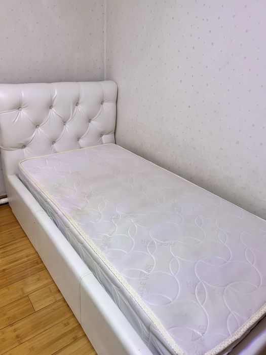 Продается односпальная  Кровать 90*200