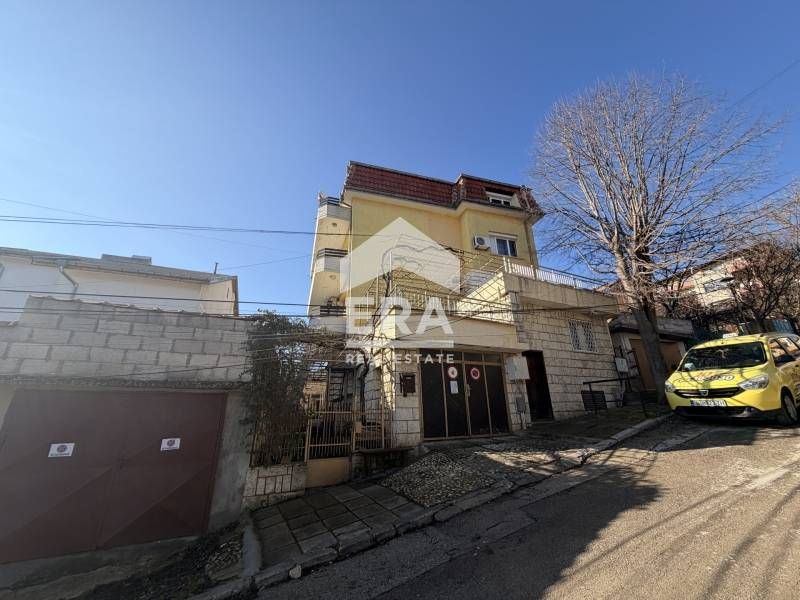 ЕКСКЛУЗИВНО!Фамилна четириетажна къща с отличен  инвестиционен потенци