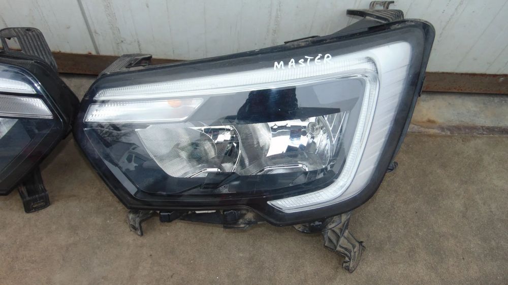 Faruri stanga/dreapta Renault Master 4 an 2022 cod 260607867R