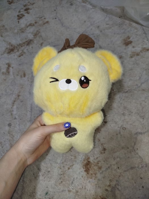 Мягкая плюшевая игрушка в виде милой мышки.