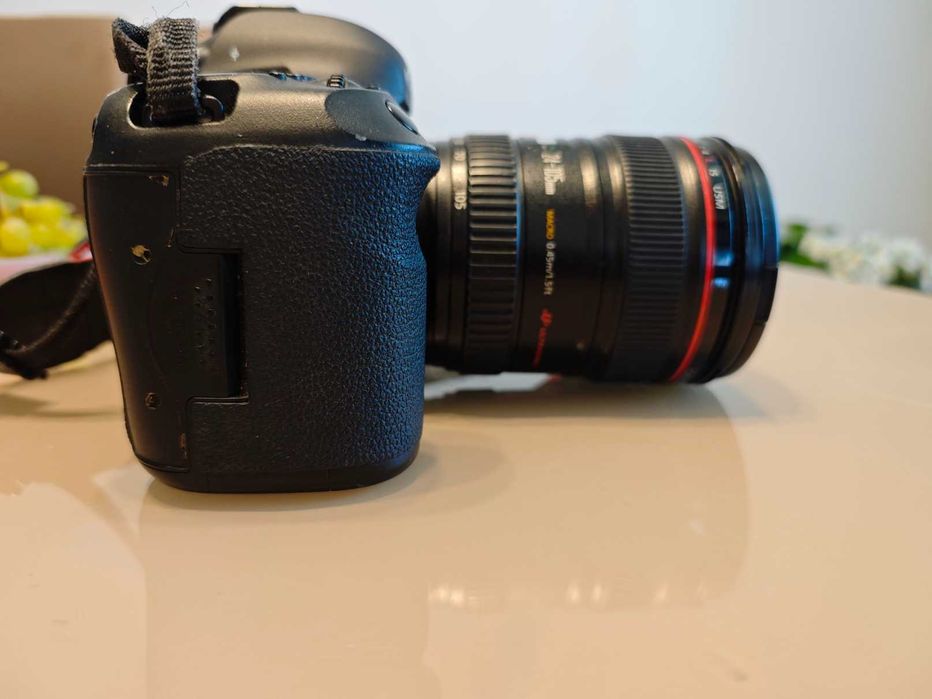 Full-Frame фотоапарат Canon 5D Mark III + обективи, раница, светкавица и софтбокс.