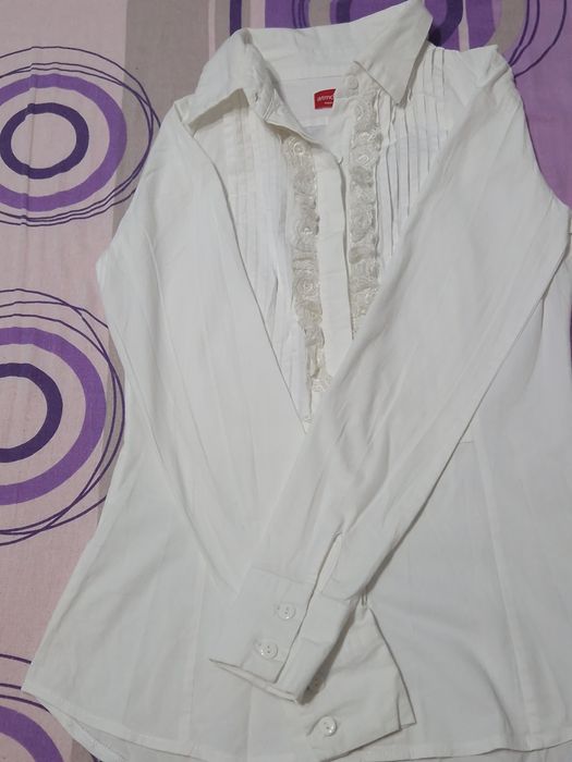 Cămașă albă cu volănașe,mărimea 38(M),cambrată,marca Atmosphere.