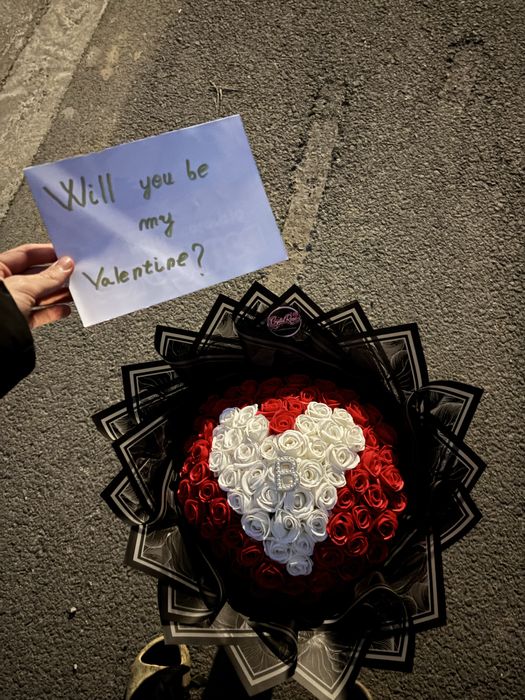 Trandafiri imperiali cu sclipici! Perfecti pentru 8 martie