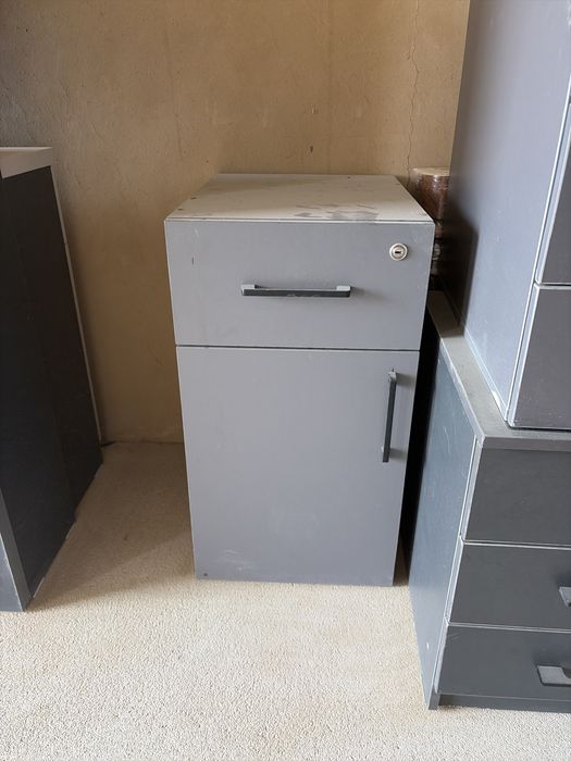 mebel ofis uchun resepsha ishlatil magan stolari ishlatilga