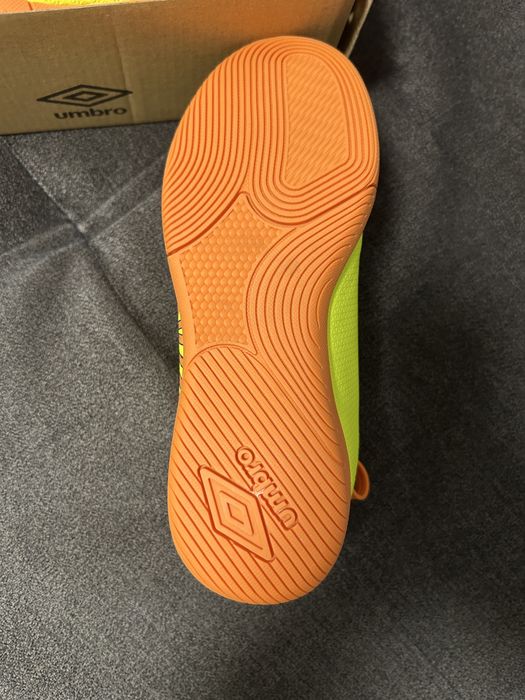 Детски футболни обувки Umbro, 32 номер