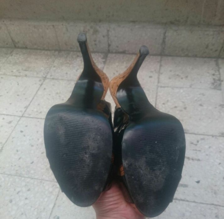 Продавам дамски сандали Guess