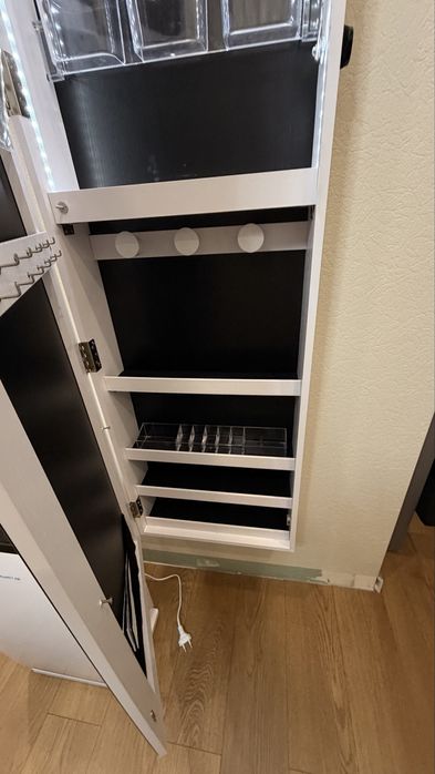 Продам зеркало-шкаф