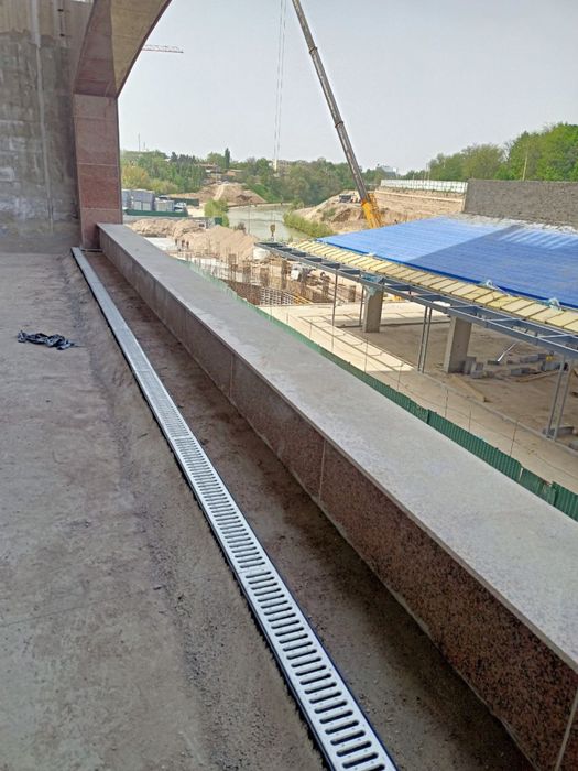 Брусчатка ва газон орасига бардюр орнига дренаж латок+копког