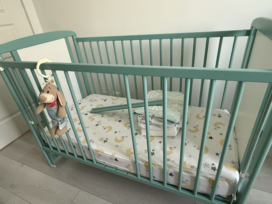 Pătuț Baby Needs + saltea cocos + 5 huse/lenjerii – stare foarte bună