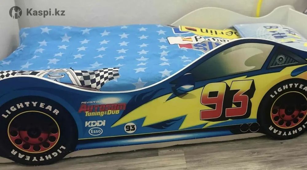 Детская кровать машина