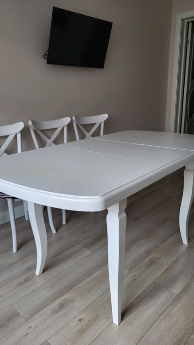 Обеденный стол из дерева