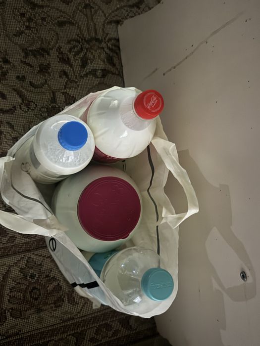 Ешкі сүті, ешкі айраны, қолдың табиғи өнімдері сатылымда.