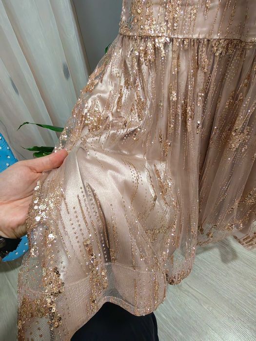 Официална рокля със златисти пакети.