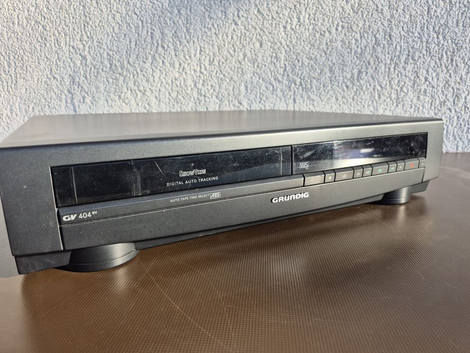 Vand video cassette recorder marca Grunding model GV404SV,Megalogic ,