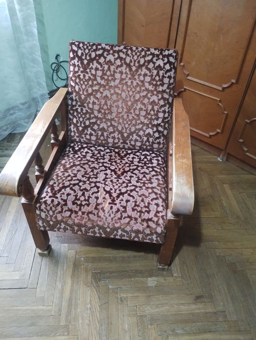 Canapea extensibilă cu ladă de depozitare și fotoliu din lemn masiv