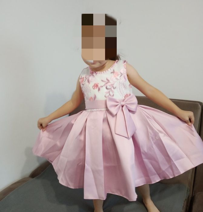 Продам платье на 3-4 года