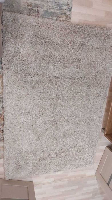 Ковёр бежевый,с длинным ворсом.