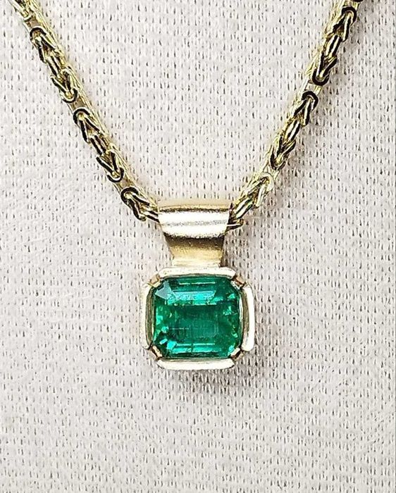 Елегантен златен медальон с естествен изумруд 2.54кт – 14K злато! Сертификат!