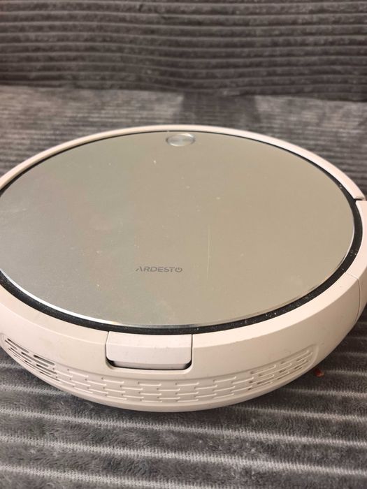 Робот пылесос в рабочем состоянии