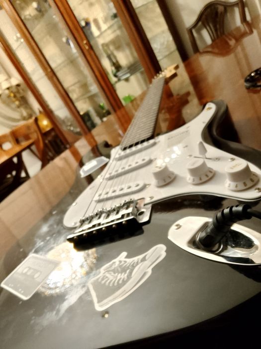 Электро гитара Stratocaster черно белый