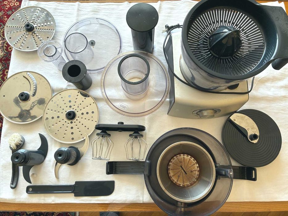 Продавам кухненски робот Philips HR7775
