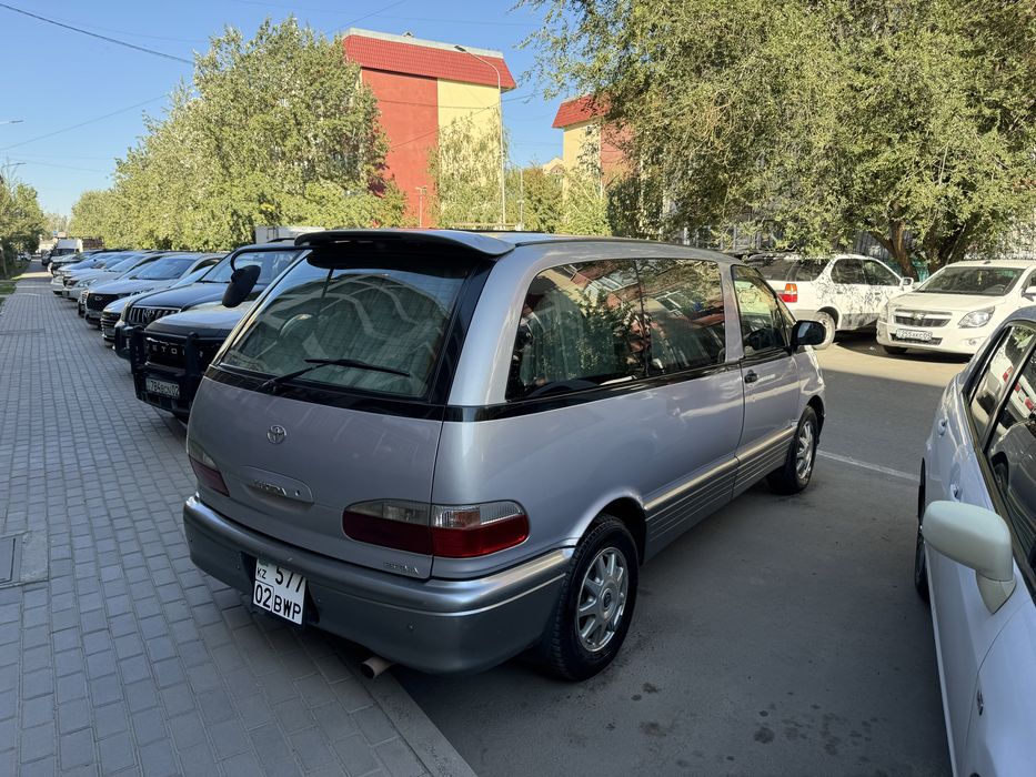 Тойота Люсида Естима