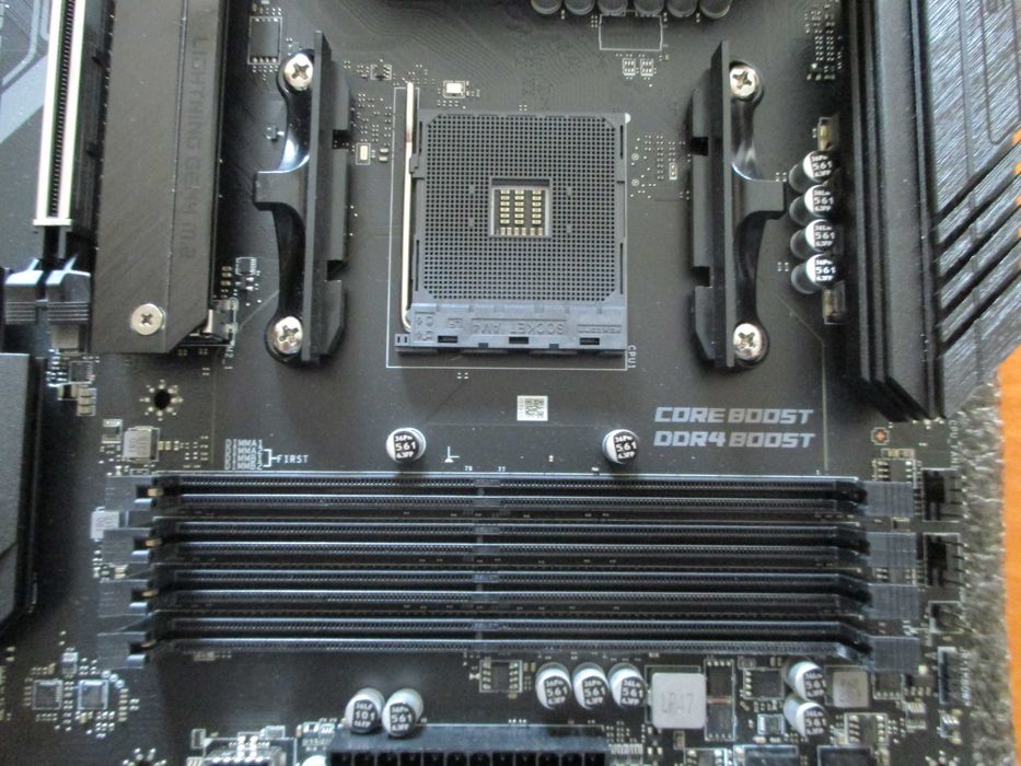 Дънна платка MSI MAG B550 TOMAHAWK MAX WIFI, сокет АМ4