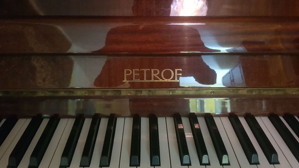 Коричнефое пианино Petrof