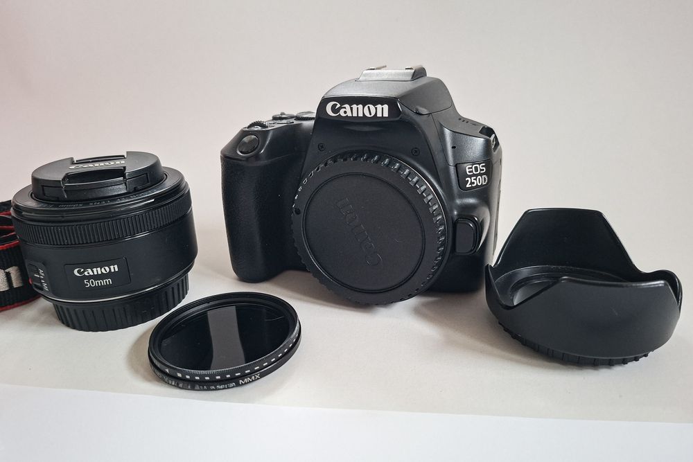 Canon EOS 250D DSLR + 50mm 1.8 STM + Blitz +Trigger- kit sau  separat
