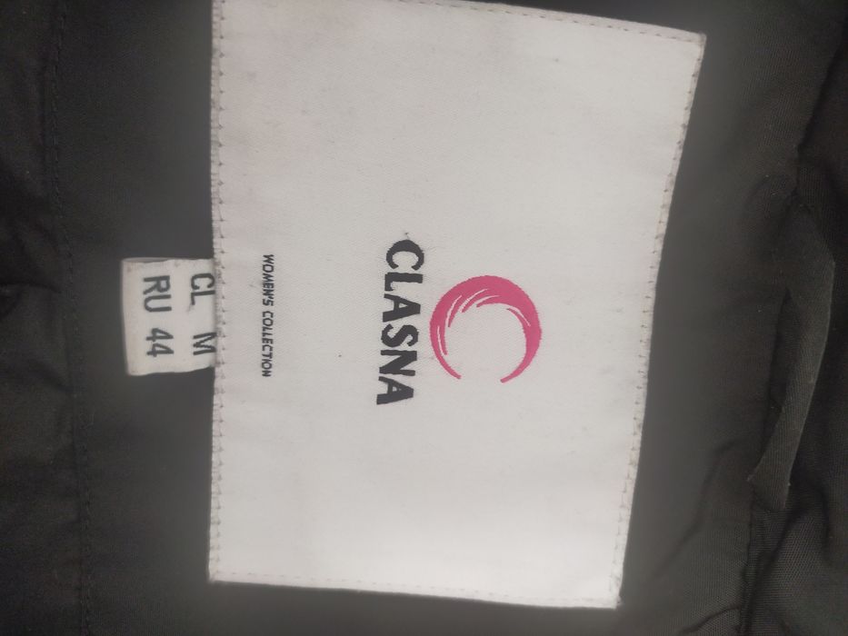 Длинная зимняя куртка.