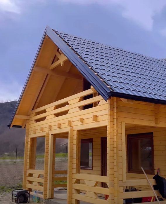 Vând cabană cu acoperiș mansardat, cu o cameră și o baie