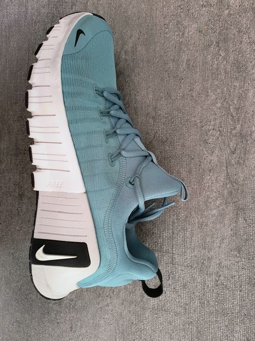 NIKE FREE METCON 6

Оригинални мъжки маратонки много добре запазени.Размер 41, 26 см. Използвани са за кратко.